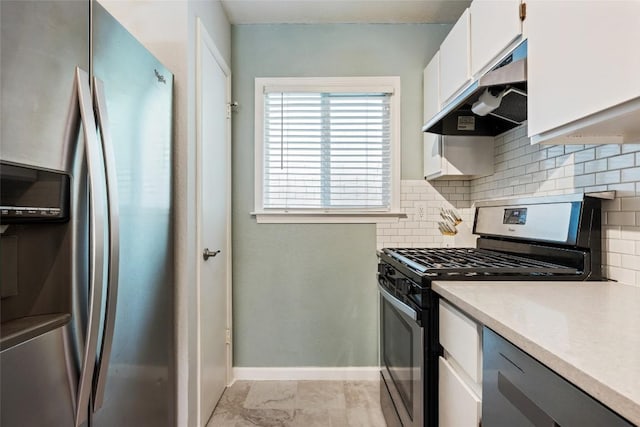 kitchen featuring stainless steel appliances, under cabinet range hood, light countertops, decorative backsplash, and baseboards