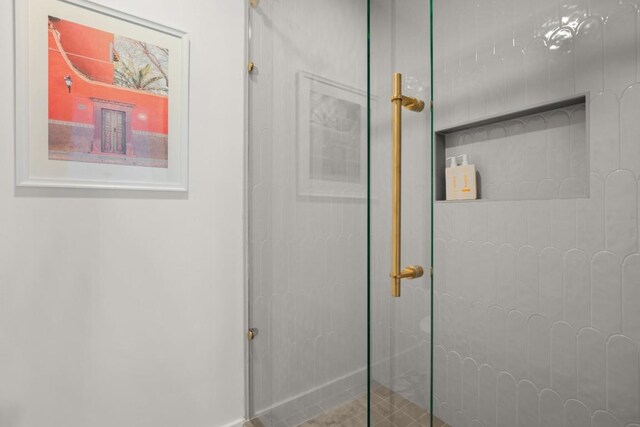 4328 Far W Blvd, Austin, TX 78731 - interior details featuring a tile shower