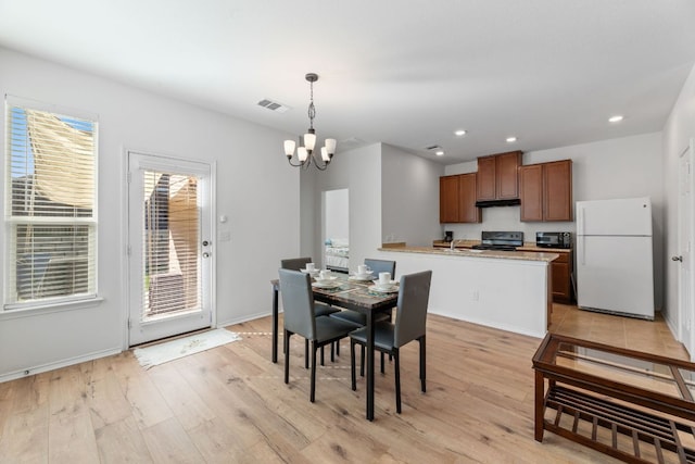 dining area featuring light wood-style flooring, an inviting chandelier, visible vents, and recessed lighting
