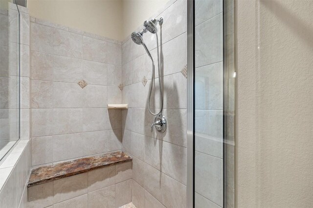 bathroom featuring tiled shower