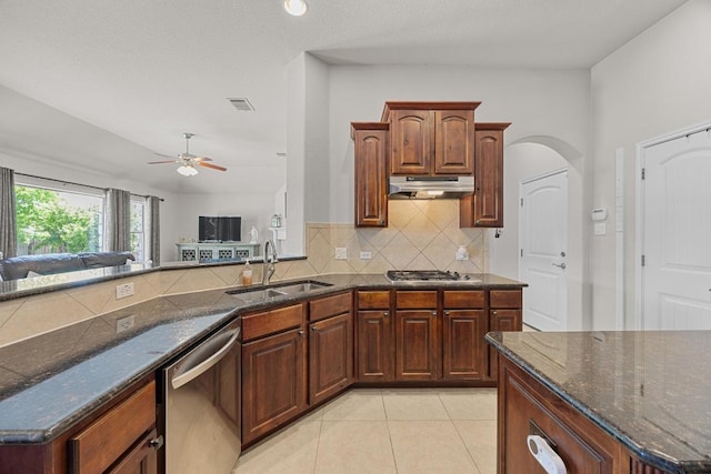 kitchen with a ceiling fan, visible vents, under cabinet range hood, a sink, and stainless steel appliances