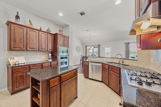 kitchen featuring a sink, visible vents, decorative backsplash, and stainless steel appliances