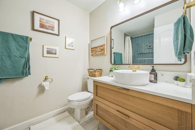 full bath featuring baseboards, a shower with shower curtain, toilet, vanity, and tile patterned flooring