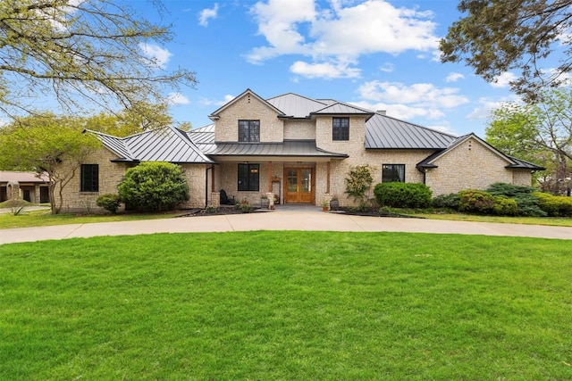 view of front of property featuring a standing seam roof, a front lawn, and metal roof