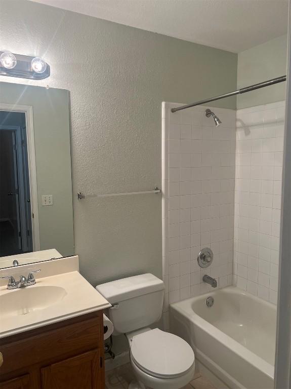506 Clearcreek Dr, Leander, TX 78641 - bathroom featuring a textured wall, toilet, vanity, and shower / bathtub combination