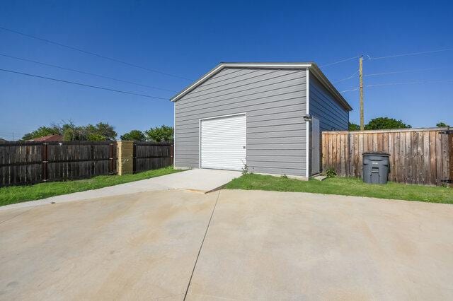 3401 Bandit Ct, Kempner, TX 76539 - detached garage with driveway