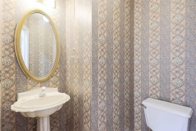 6008 Sierra Leon St, Austin, TX 78759 - bathroom with toilet and tile walls
