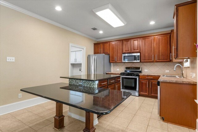901 Middle Brook Dr, Leander, TX 78641 - kitchen featuring visible vents, a center island, a sink, appliances with stainless steel finishes, and decorative backsplash