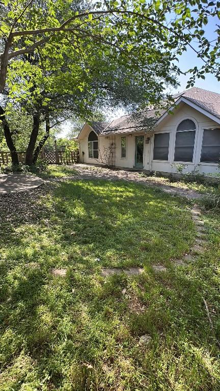 single story home featuring a front yard