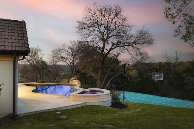 2809 Waterbank Cv, Austin, TX 78746 - view of pool featuring a yard, a pool with connected hot tub, and basketball hoop