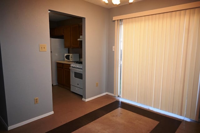 817 Lexington Rd, Elgin, TX 78621 - interior space featuring under cabinet range hood, baseboards, and white appliances