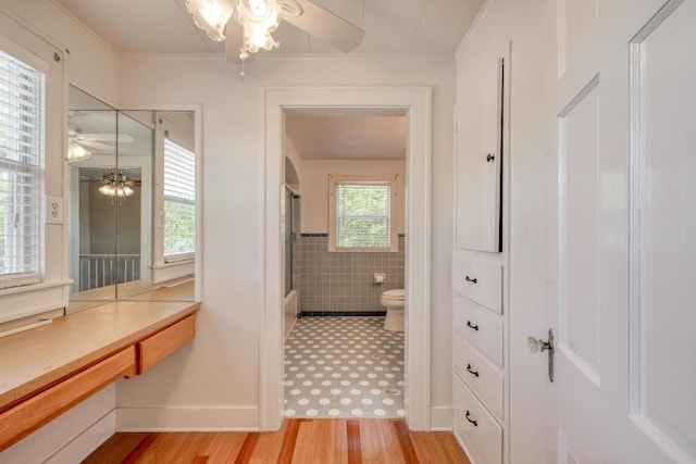 700 S Walnut Ave, Luling, TX 78648 - bathroom with ceiling fan, wood finished floors, crown molding, and bathtub / shower combination