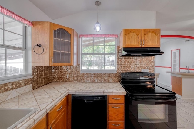 700 S Walnut Ave, Luling, TX 78648 - kitchen with black appliances, under cabinet range hood, lofted ceiling, glass insert cabinets, and decorative backsplash