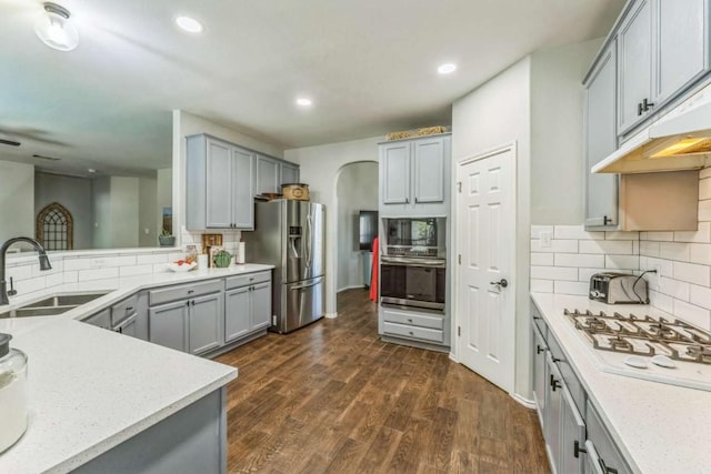 1515 Kothman Dr, Hutto, TX 78634 - kitchen featuring stainless steel appliances, a sink, gray cabinets, tasteful backsplash, and dark wood-style flooring