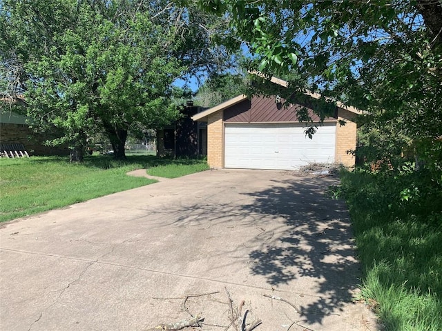 810 San Jacinto St, Lockhart, TX 78644 - garage with driveway