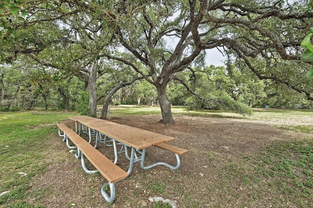 view of property's community featuring a lawn