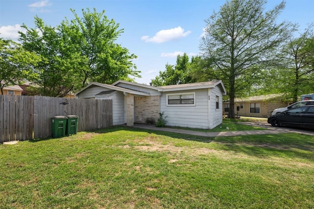 view of front of house featuring a front yard and fence