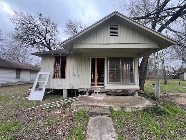 111 W Austin St, Luling, TX 78648 - view of front of house featuring board and batten siding