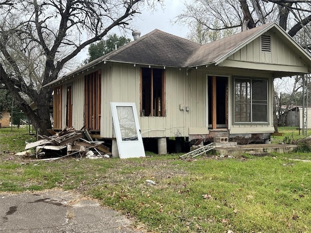 111 W Austin St, Luling, TX 78648 - view of front of property featuring a shingled roof, entry steps, and board and batten siding