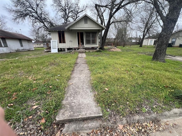 111 W Austin St, Luling, TX 78648 - view of bungalow-style house