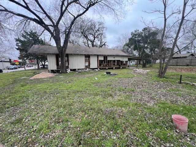 111 W Austin St, Luling, TX 78648 - back of house