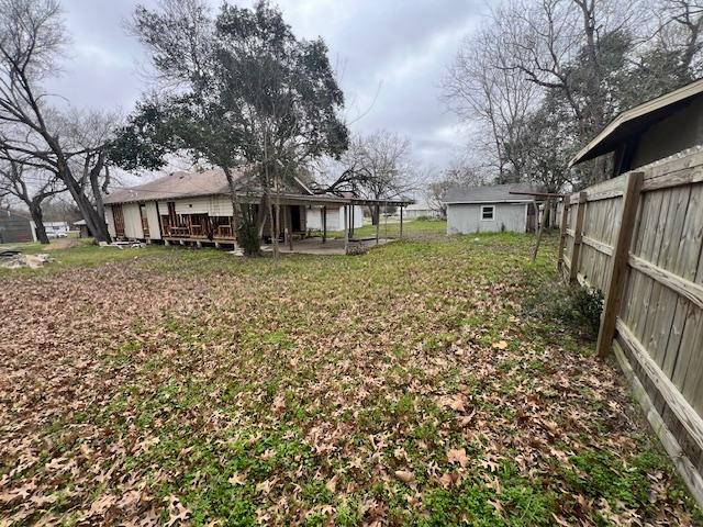 111 W Austin St, Luling, TX 78648 - view of yard