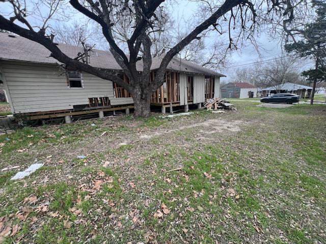 111 W Austin St, Luling, TX 78648 - back of property featuring a lawn