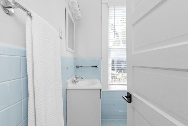 207 W 39th St, Austin, TX 78751 - full bath with tile walls, vanity, wainscoting, and tile patterned floors