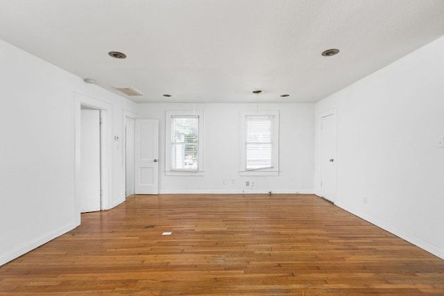207 W 39th St, Austin, TX 78751 - unfurnished room with light wood-type flooring and recessed lighting
