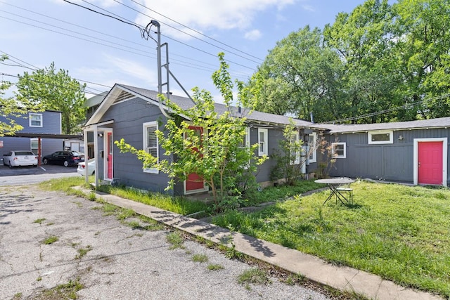 207 W 39th St, Austin, TX 78751 - ranch-style house featuring a front lawn