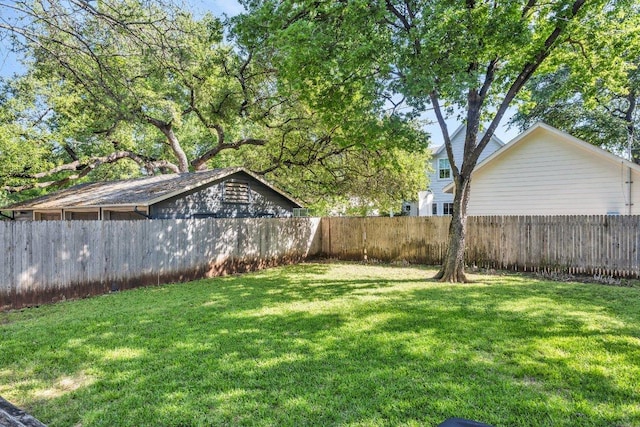 view of yard featuring a fenced backyard