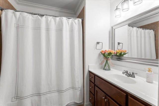 5909 Sunset Rdg, Austin, TX 78735 - full bathroom featuring crown molding, vanity, and a shower with curtain