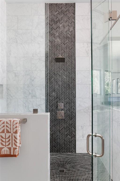 7817 Orisha Dr, Austin, TX 78739 - bathroom with tiled shower