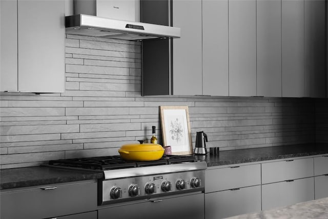 7817 Orisha Dr, Austin, TX 78739 - kitchen featuring tasteful backsplash, exhaust hood, dark countertops, stainless steel gas cooktop, and modern cabinets