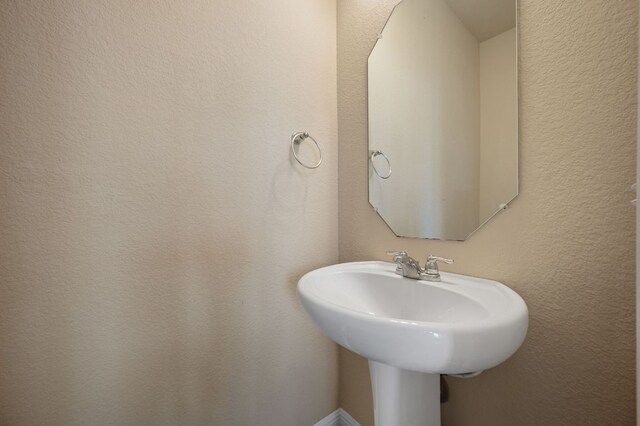 bathroom featuring a sink