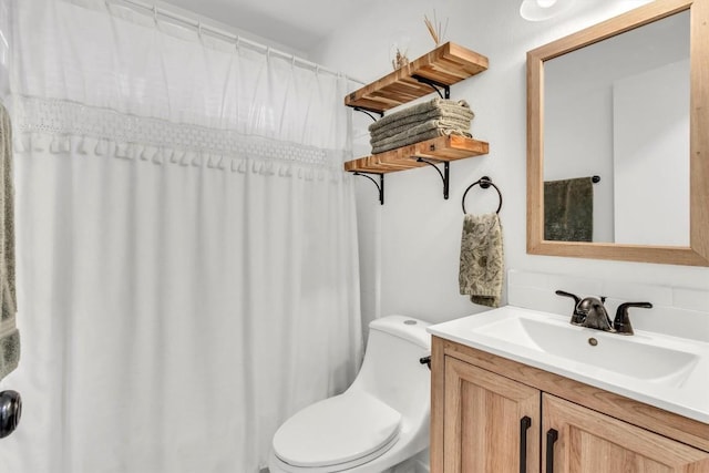 206 Quail Cir, Hutto, TX 78634 - full bath featuring toilet, vanity, and tasteful backsplash