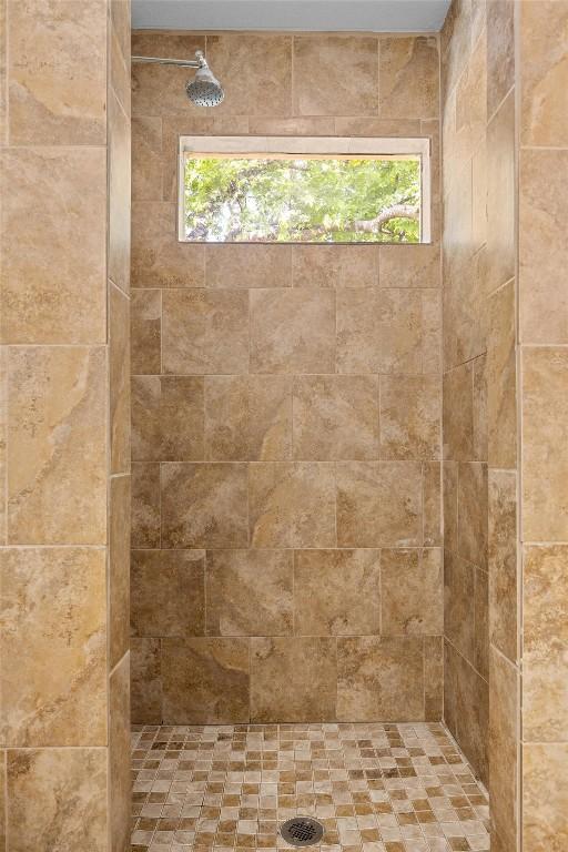 8608 Dittmar Oaks Dr, Austin, TX 78748 - bathroom with tiled shower