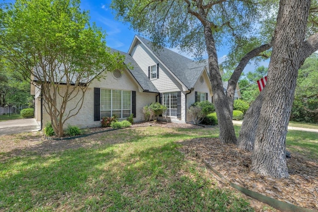 view of front of house featuring a garage, driveway, stucco siding, and a front lawn