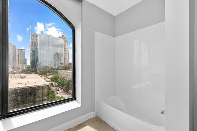 507 Sabine St Unit 505, Austin, TX 78701 - full bath featuring a skyline view and baseboards