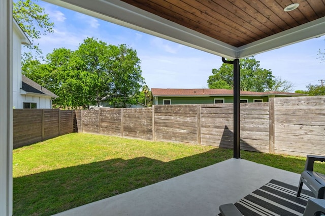 view of yard featuring a patio area