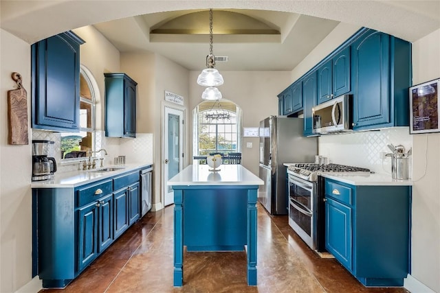 kitchen featuring a kitchen island, stainless steel appliances, a sink, and blue cabinetry