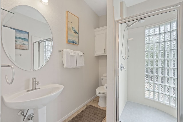 21726 Sierra Trl, Lago Vista, TX 78645 - full bath featuring a stall shower, toilet, a sink, baseboards, and tile patterned floors