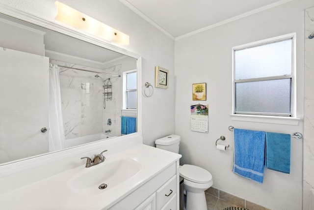 607 Elderberry Cv, Austin, TX 78745 - full bath with plenty of natural light, toilet, vanity, crown molding, and shower / bath combination with curtain