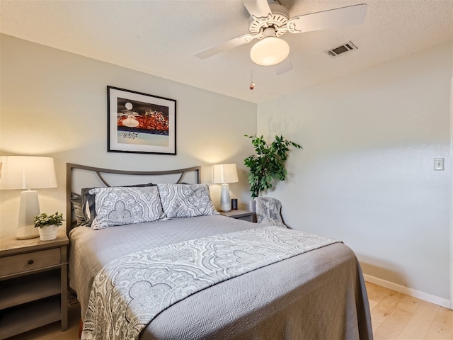 822 Hermitage Dr, Austin, TX 78753 - bedroom with light wood-style floors, baseboards, and ceiling fan