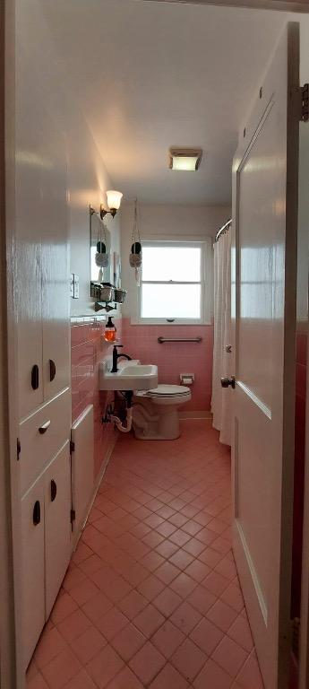 2102 E Martin Luther King Jr Blvd, Austin, TX 78702 - full bathroom featuring tile patterned flooring, toilet, a sink, and a shower with shower curtain