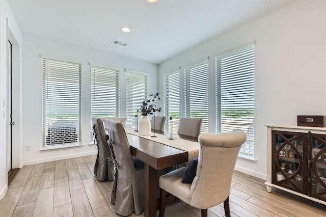 1205 Bluewood Bnd, Leander, TX 78641 - dining room featuring light wood-type flooring, baseboards, and recessed lighting