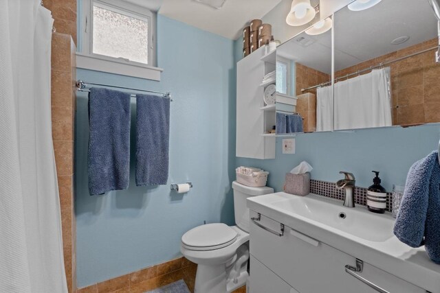 504 E 38th 1/2 St, Austin, TX 78751 - full bath featuring toilet, curtained shower, vanity, and tile patterned floors