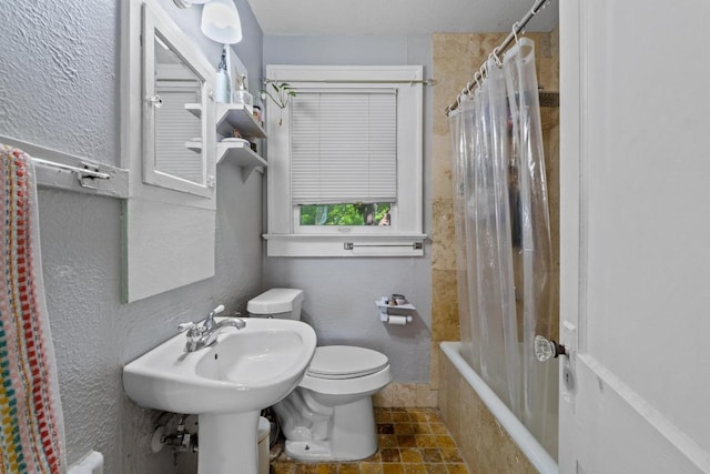 504 E 38th 1/2 St, Austin, TX 78751 - bathroom featuring toilet, a textured wall, and tiled shower / bath