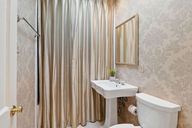 1006 Gaston Ave, Austin, TX 78703 - full bath featuring toilet, wallpapered walls, and shower / tub combo with curtain