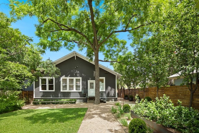 view of front of property with a front lawn and fence